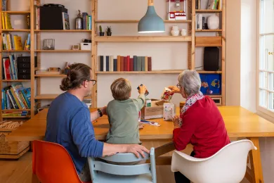 Eine Familie packt ein Paket für 2x Weihnachten