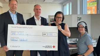 Ein grosser Check wird von Colin&Cie an das SRK Zug übergeben