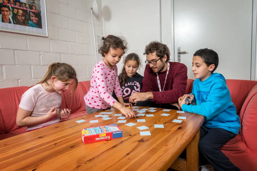Memory spielen mit Freiwilligen des Jugendrotkreuz