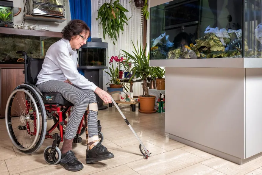 Frau im Rollstuhl übt ergonomische Handgriffe